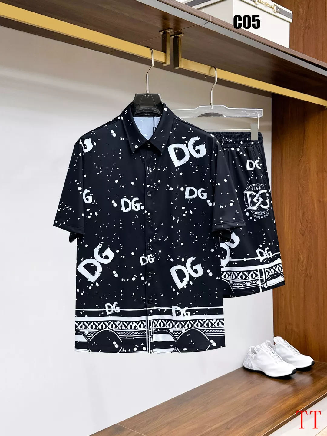 Comfortable 2105 Dolce & Gabbana D&G Tracksuits Short Sleeved For Men