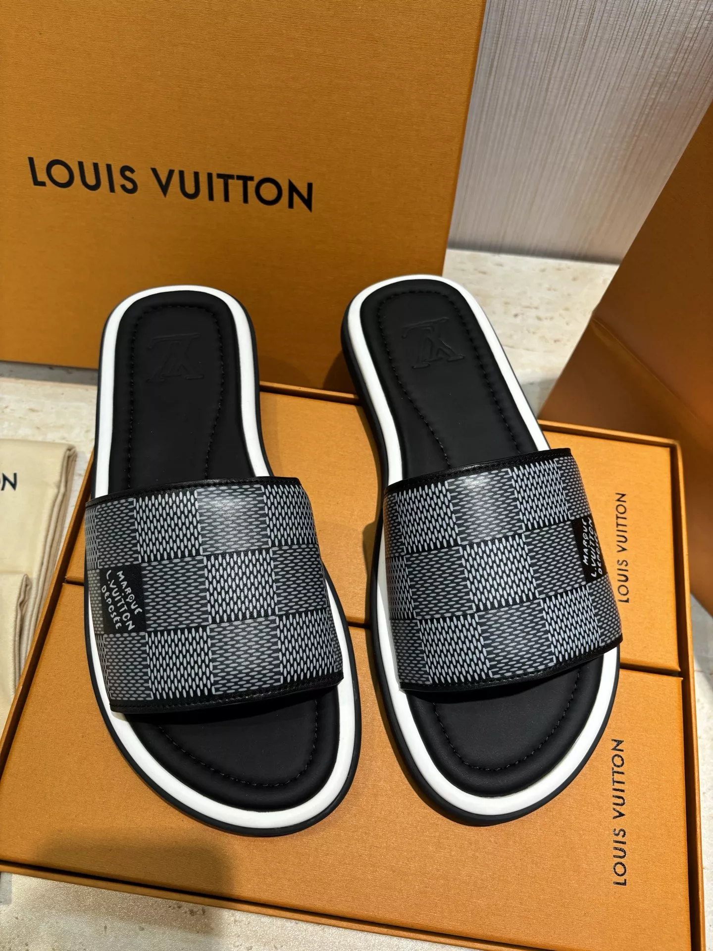 Comfortable 2400 Louis Vuitton Slippers For Men