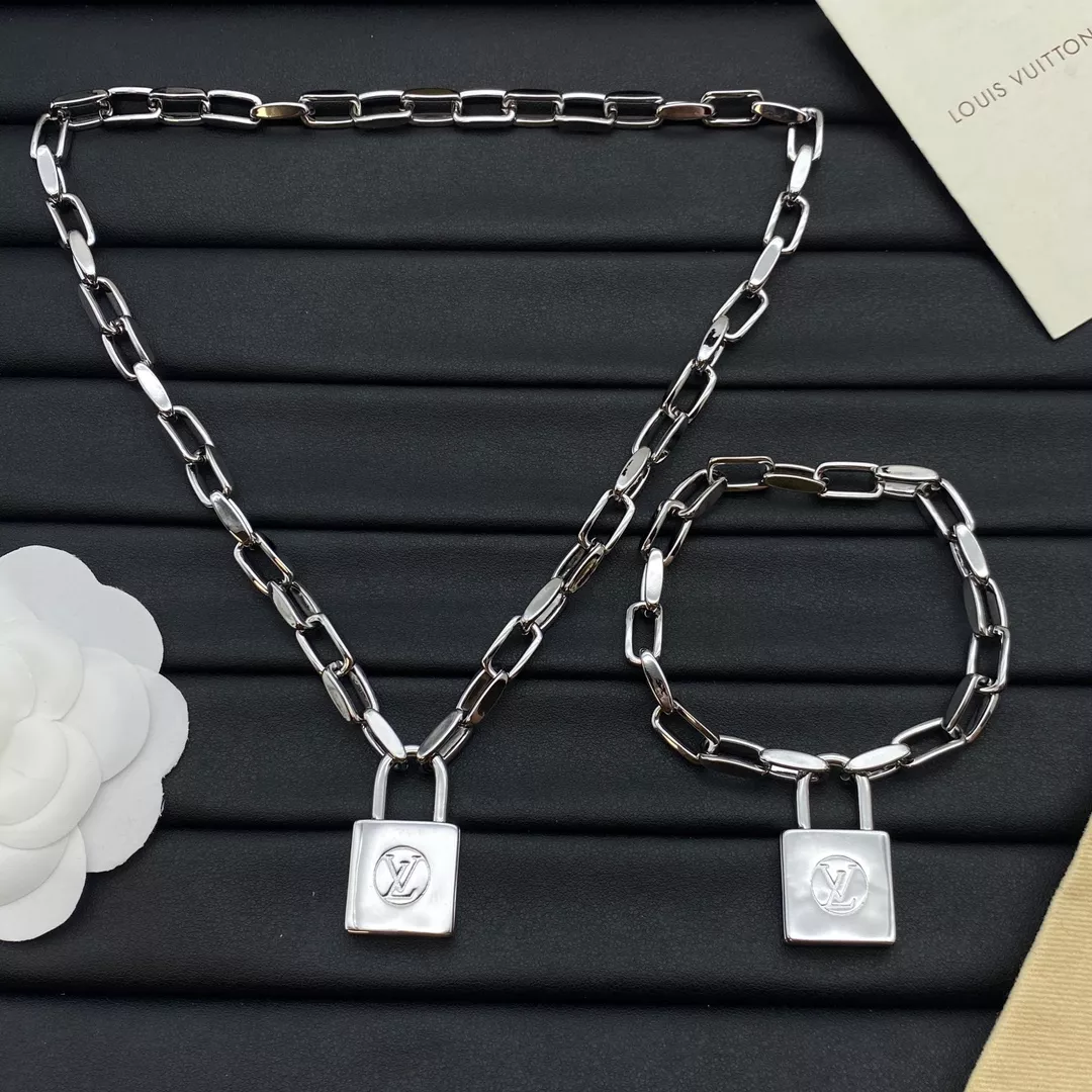 Comfortable 332 Louis Vuitton LV Jewelry Set