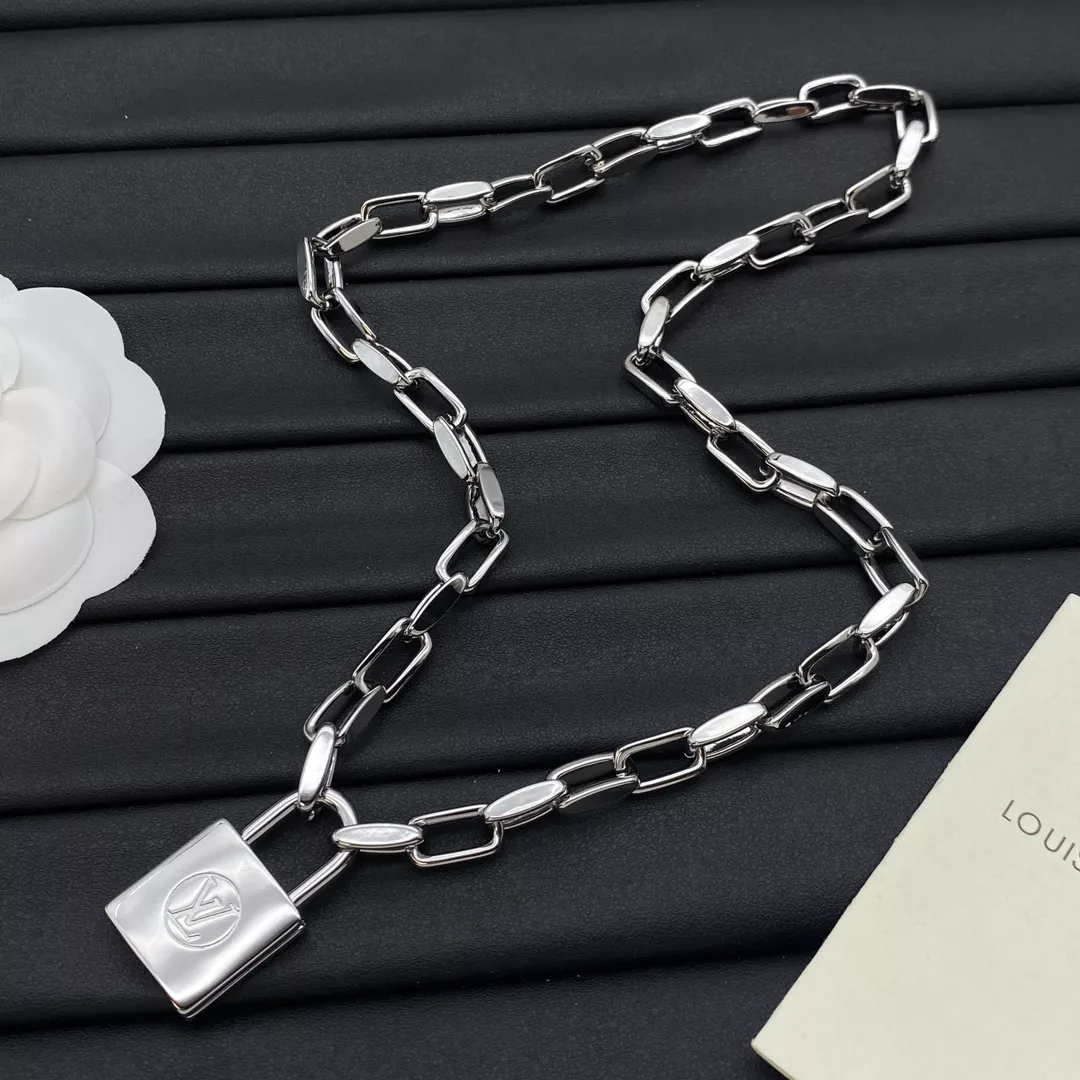 Comfortable 332 Louis Vuitton LV Jewelry Set
