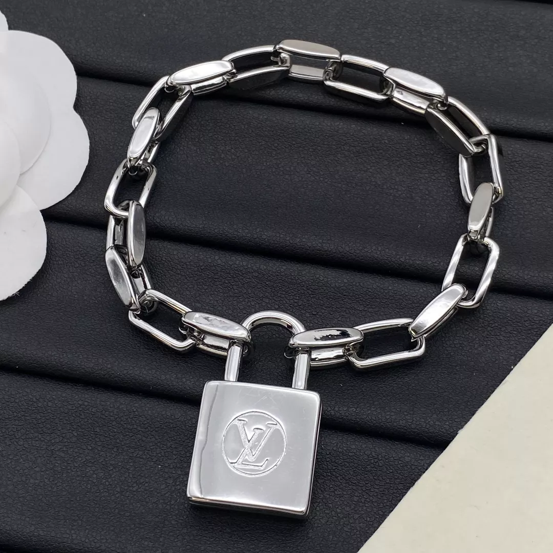 Comfortable 332 Louis Vuitton LV Jewelry Set