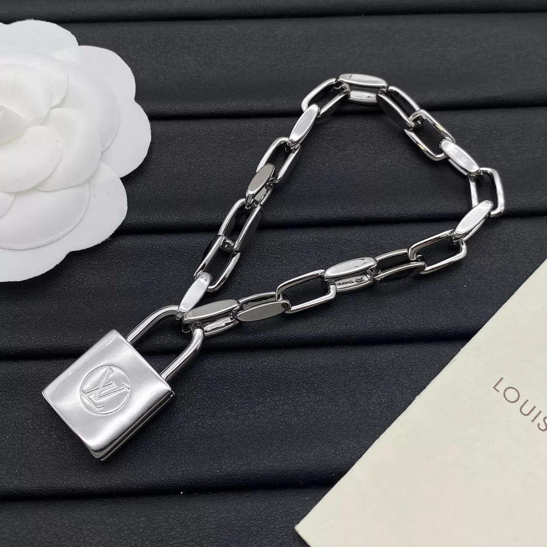 Comfortable 332 Louis Vuitton LV Jewelry Set