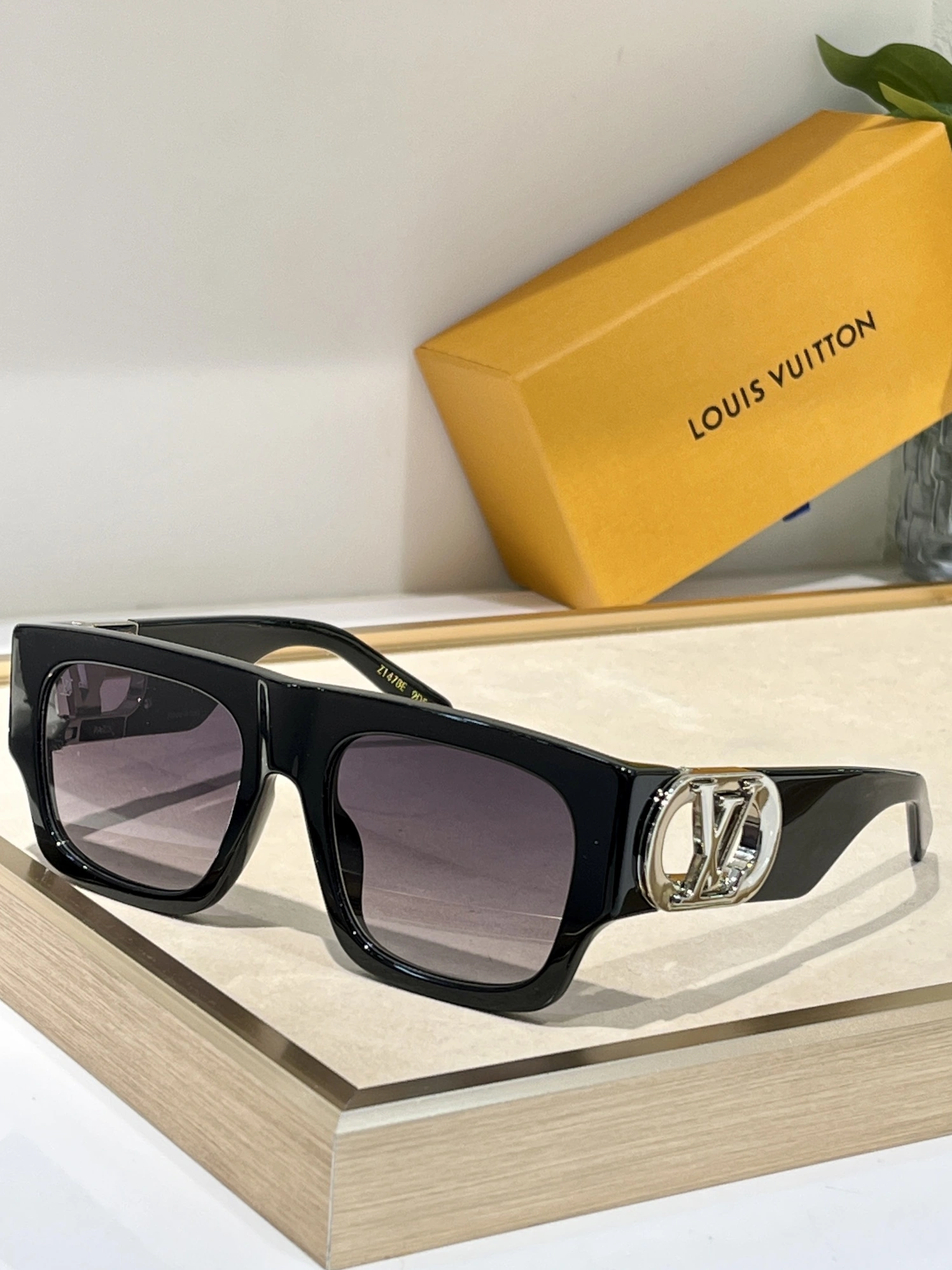 Comfortable 4834 Louis Vuitton AAA Quality Sunglasses