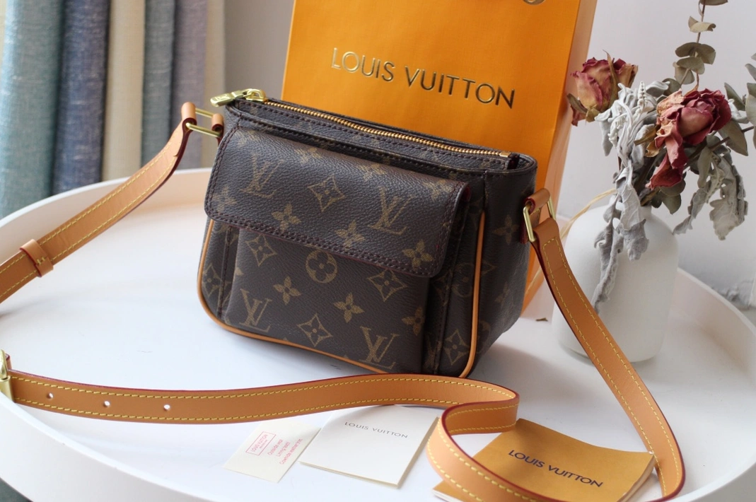 Comfortable 5814 Louis Vuitton AAA Quality Messenger Bags For Women