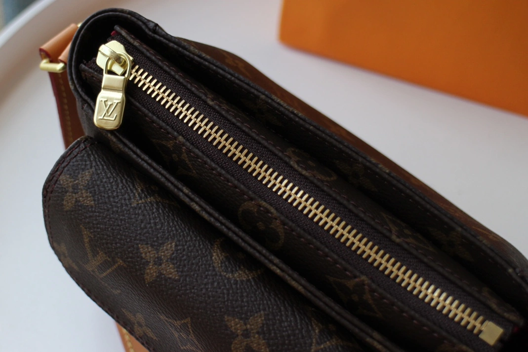 Comfortable 5814 Louis Vuitton AAA Quality Messenger Bags For Women