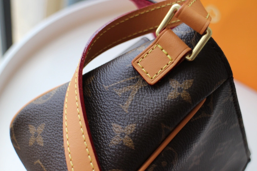 Comfortable 5814 Louis Vuitton AAA Quality Messenger Bags For Women