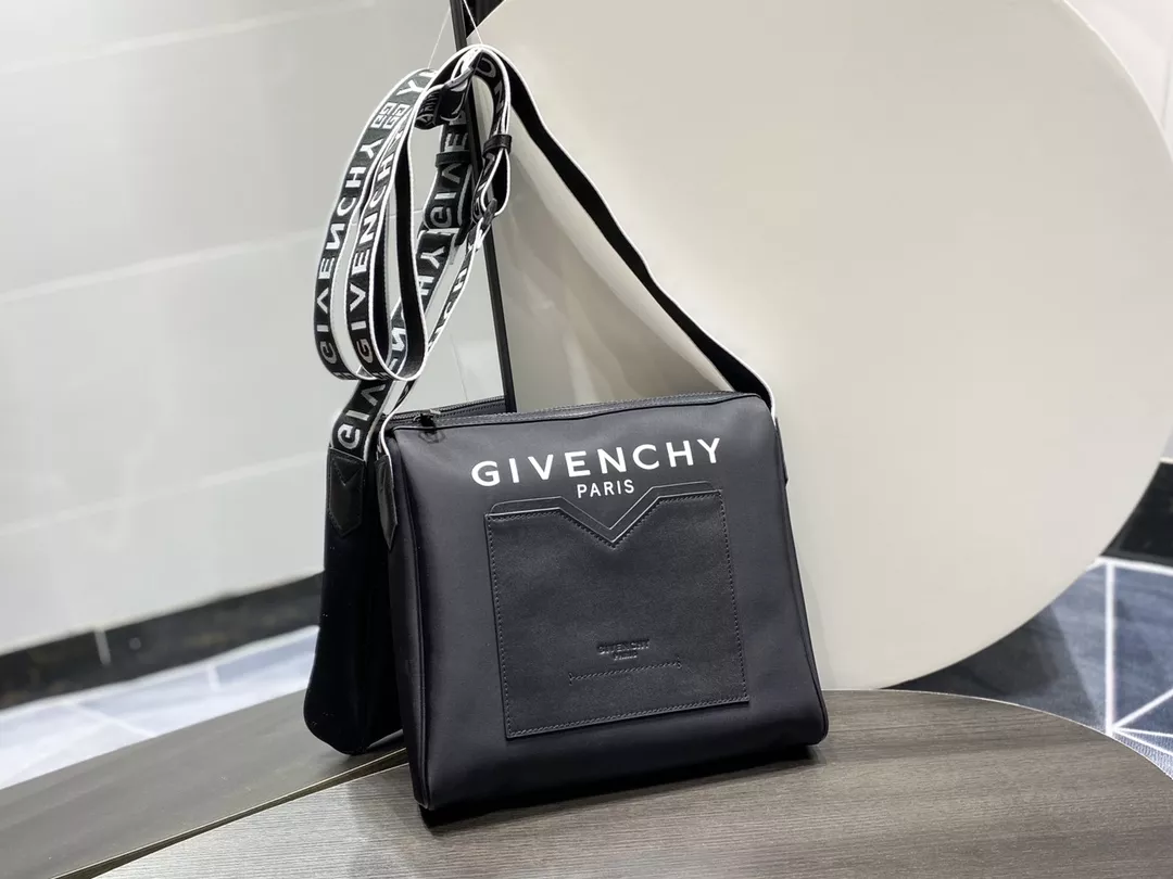 Comfortable 5817 Givenchy AAA Quality Messenger Bags For Women