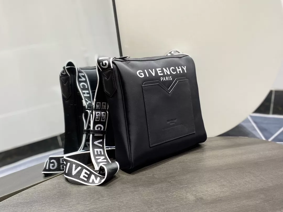 Comfortable 5817 Givenchy AAA Quality Messenger Bags For Women