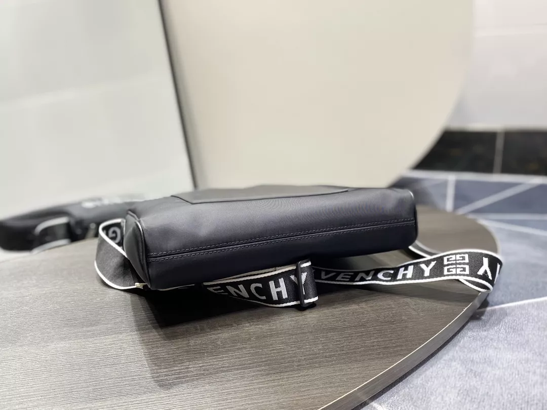 Comfortable 5817 Givenchy AAA Quality Messenger Bags For Women