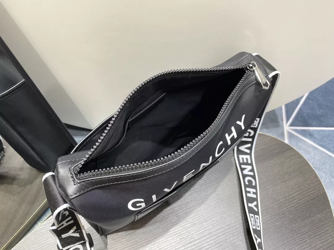 Comfortable 5817 Givenchy AAA Quality Messenger Bags For Women