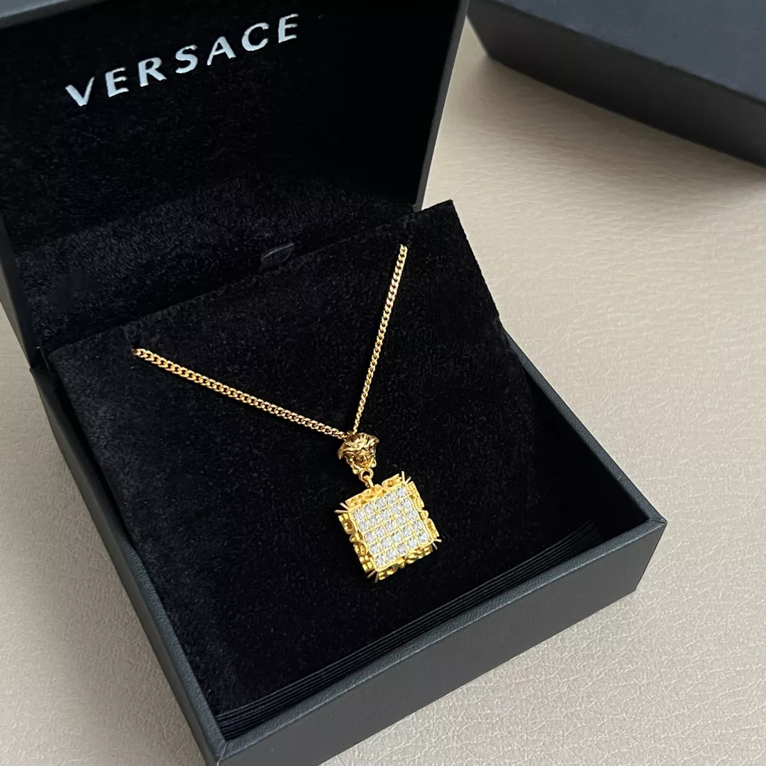 Comfortable 7501 Versace Necklaces