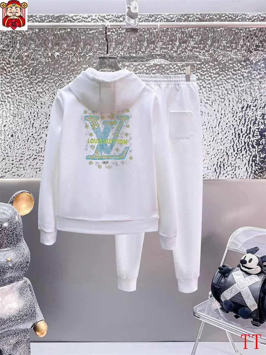 Comfortable 7632 Louis Vuitton LV Tracksuits Long Sleeved For Men