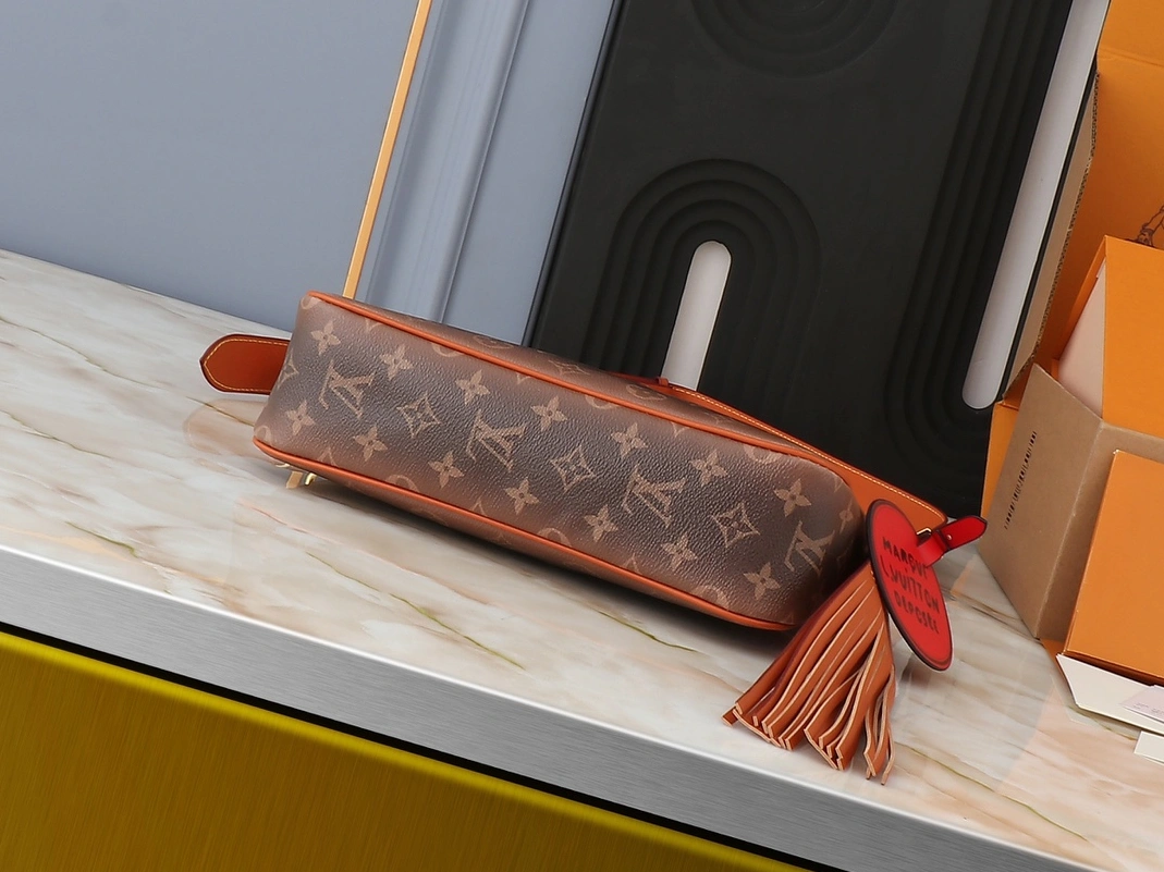 Comfortable 7660 Louis Vuitton AAA Quality Messenger Bags For Unisex