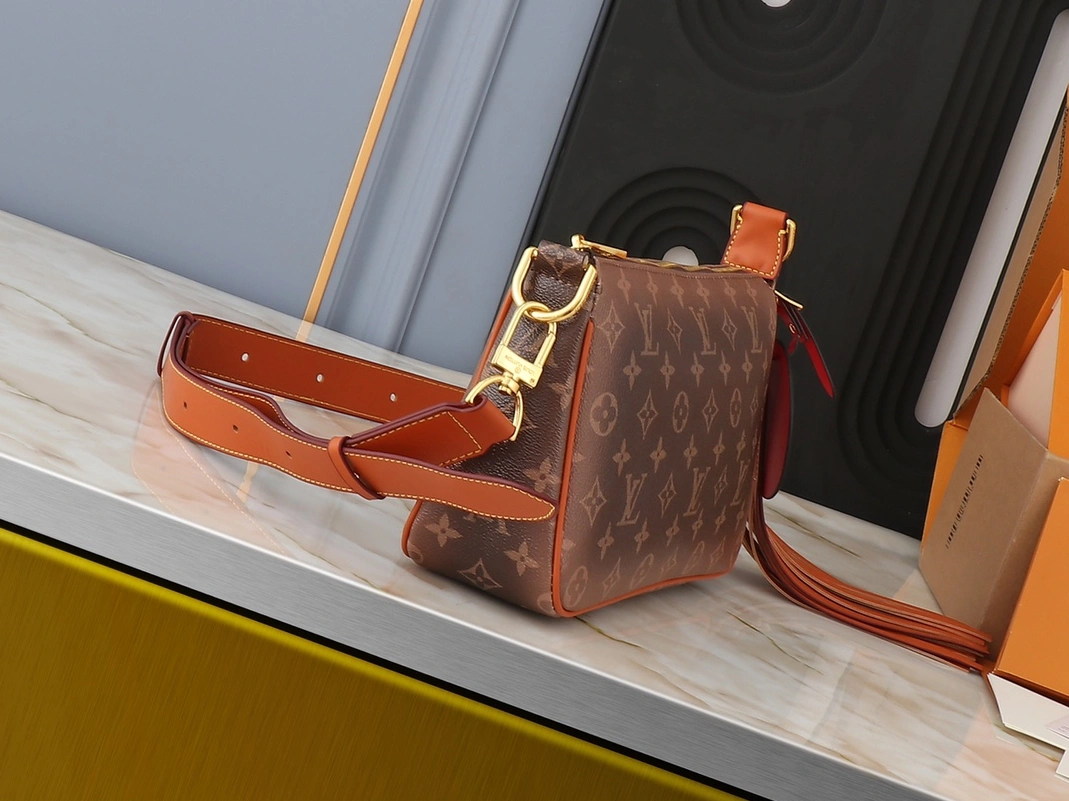 Comfortable 7660 Louis Vuitton AAA Quality Messenger Bags For Unisex