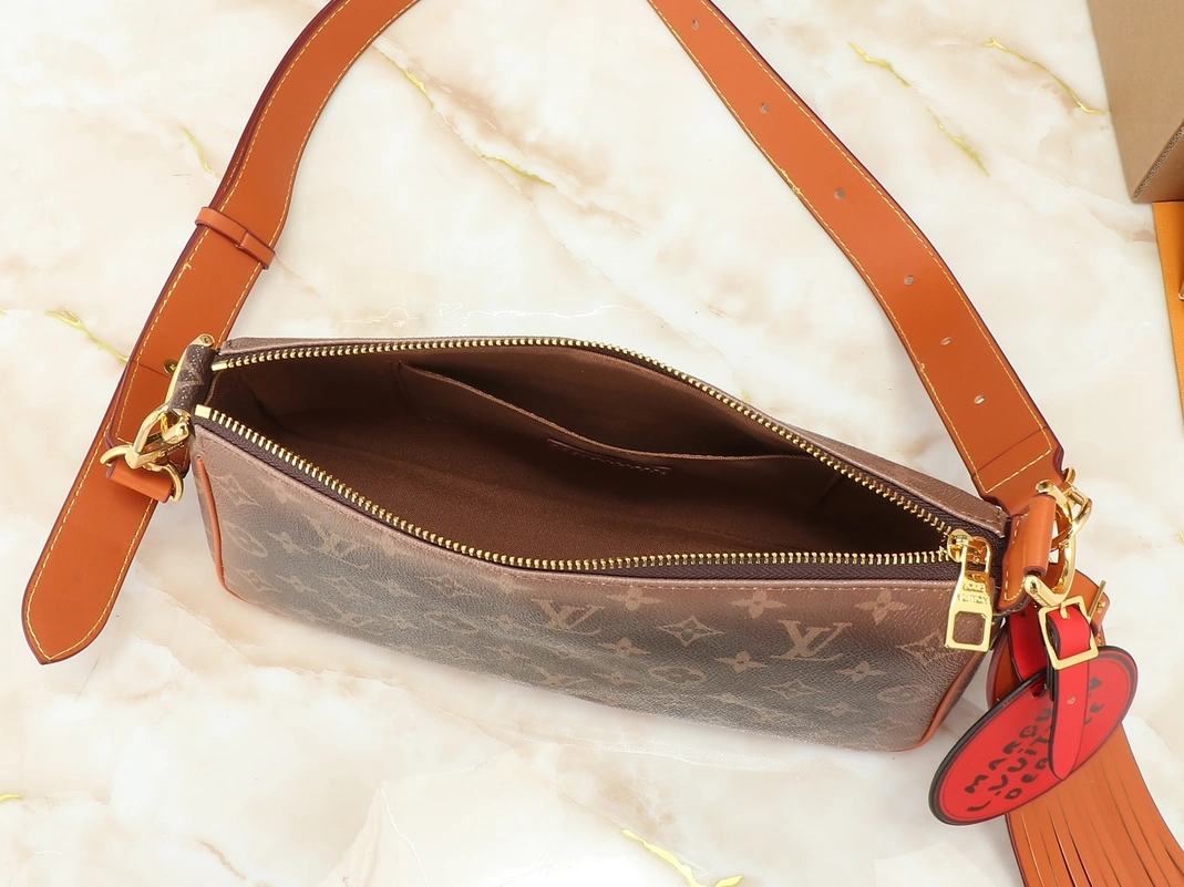 Comfortable 7660 Louis Vuitton AAA Quality Messenger Bags For Unisex