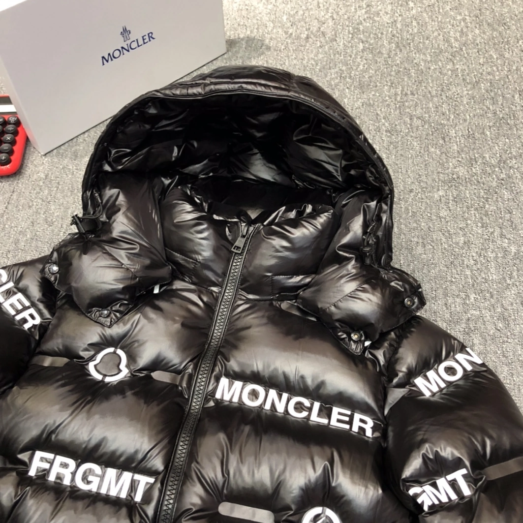 Comfortable 7975 Moncler Down Feather Coat Long Sleeved For Men