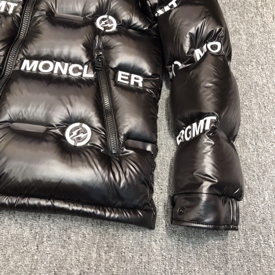 Comfortable 7975 Moncler Down Feather Coat Long Sleeved For Men