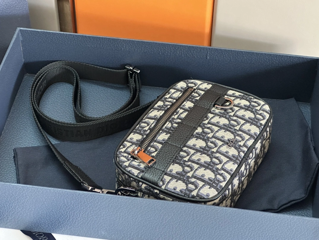 Comfortable 7988 Christian Dior AAA Man Messenger Bags