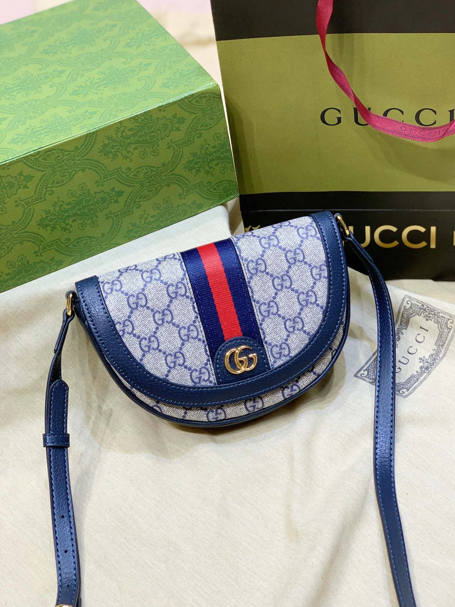 Comfortable 8137 Gucci AAA Quality Messenger Bags For Women