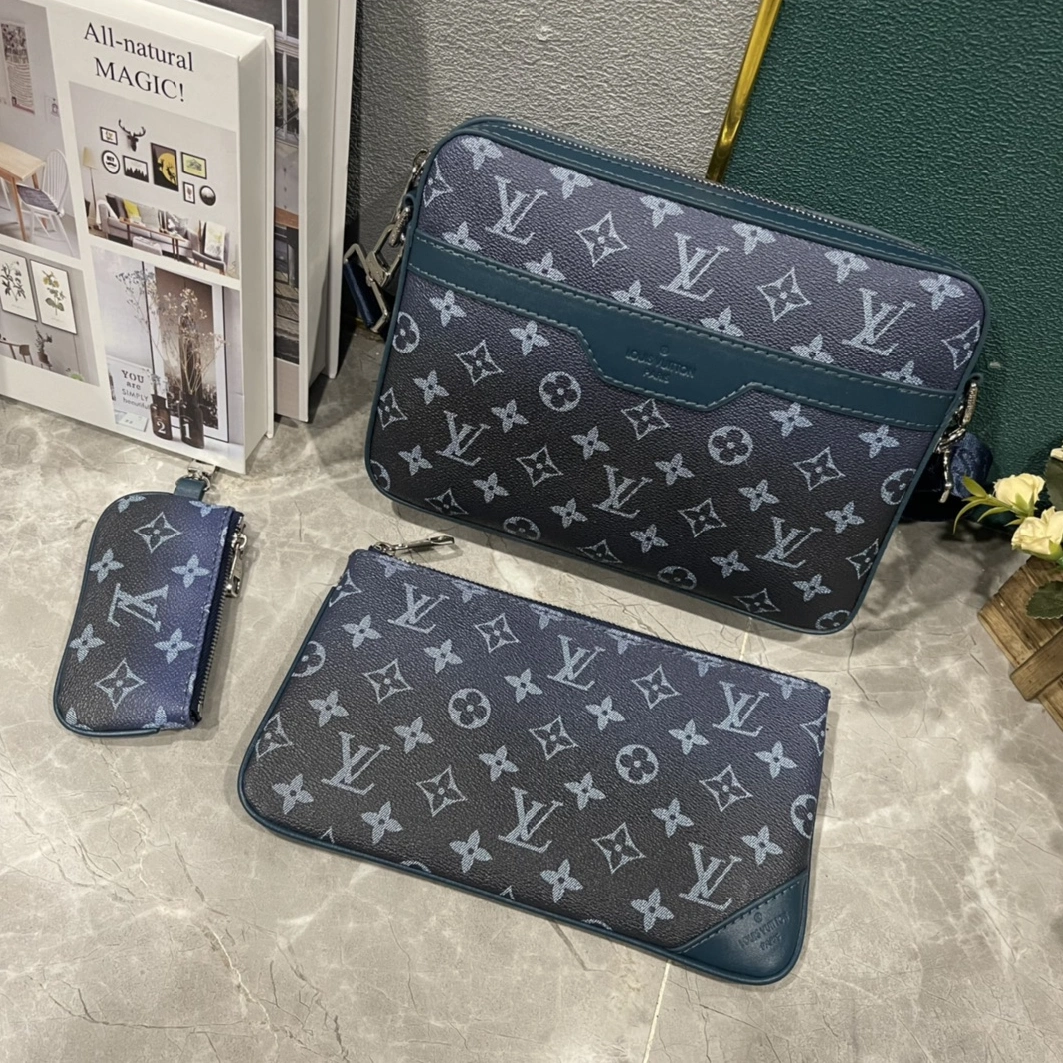 Comfortable 8290 Louis Vuitton AAA Man Messenger Bags