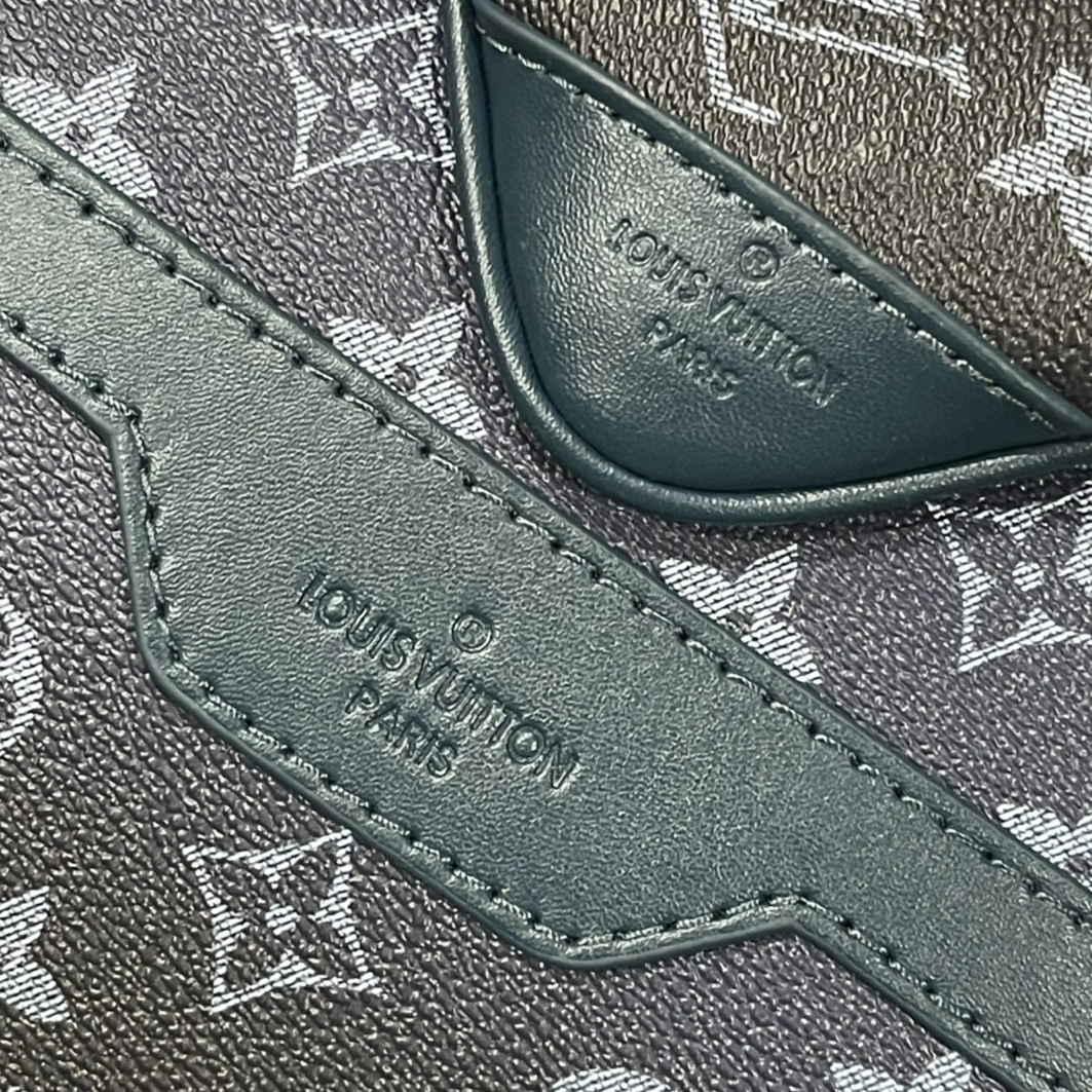 Comfortable 8290 Louis Vuitton AAA Man Messenger Bags