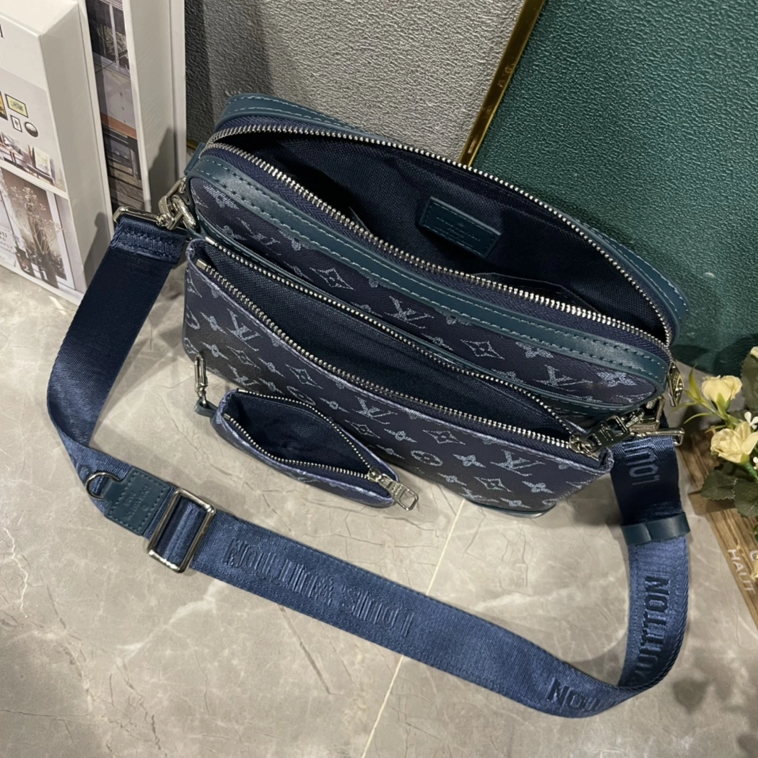 Comfortable 8290 Louis Vuitton AAA Man Messenger Bags