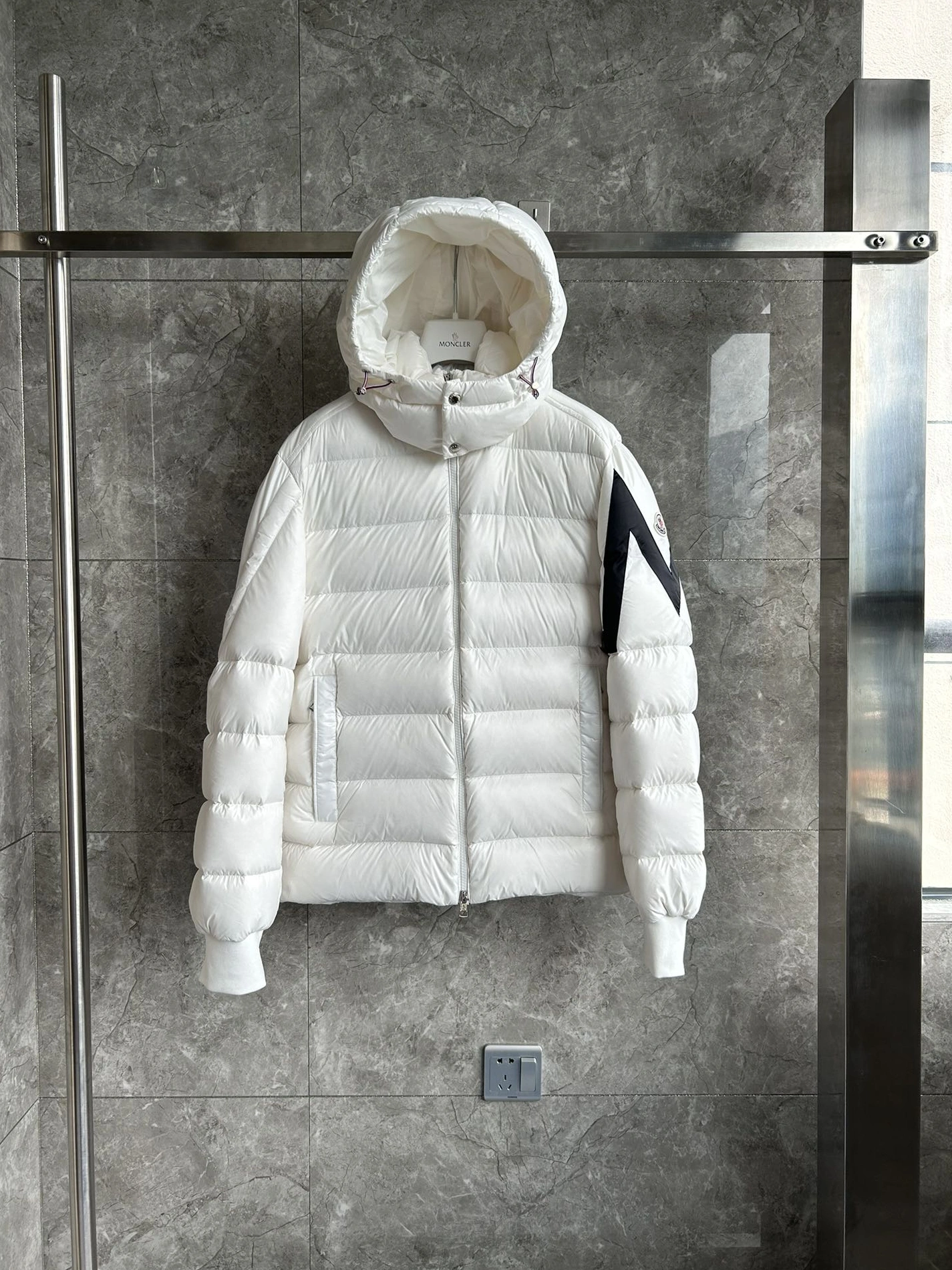 Comfortable 8399 Moncler Down Feather Coat Long Sleeved For Men