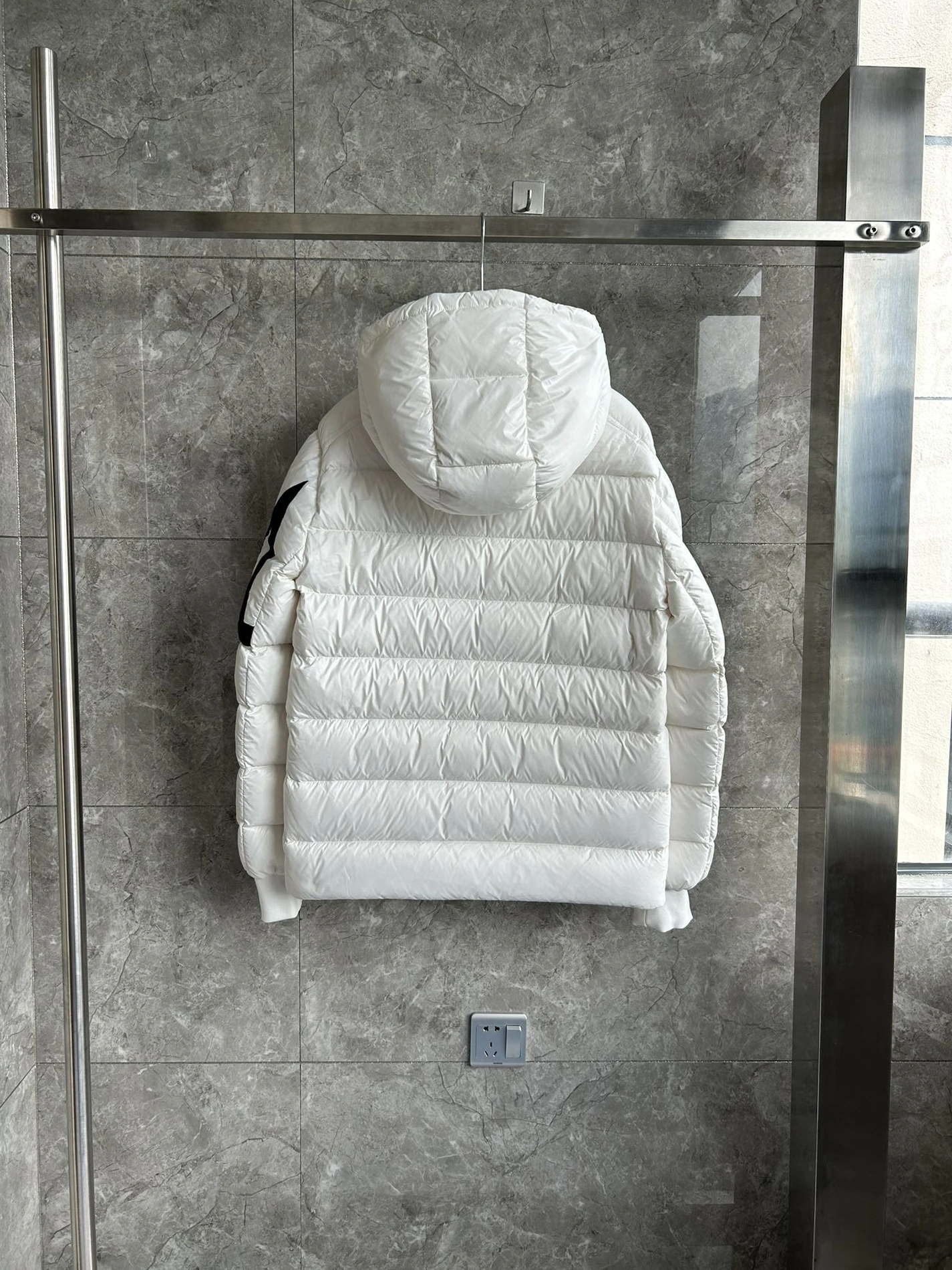 Comfortable 8399 Moncler Down Feather Coat Long Sleeved For Men