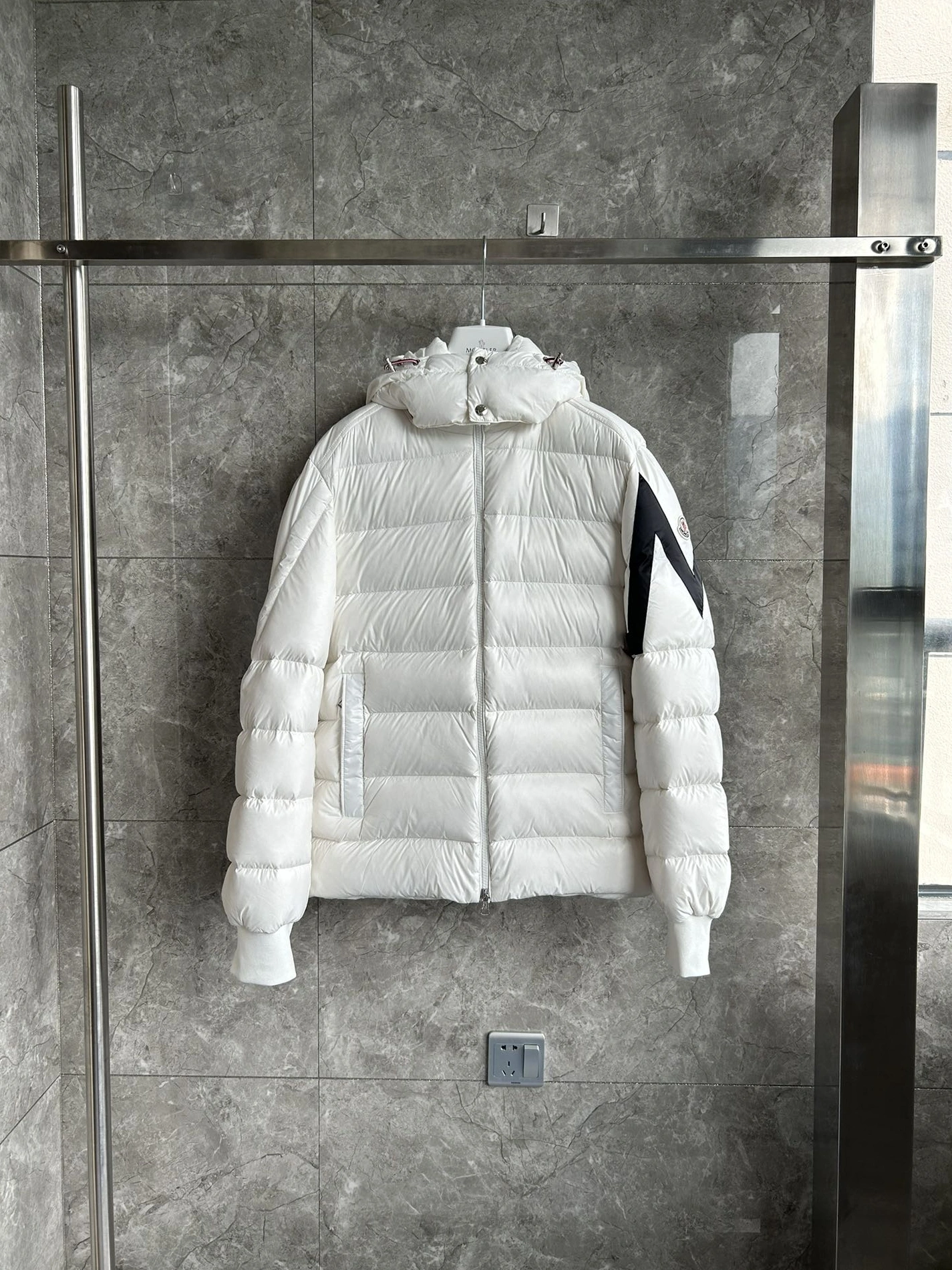 Comfortable 8399 Moncler Down Feather Coat Long Sleeved For Men