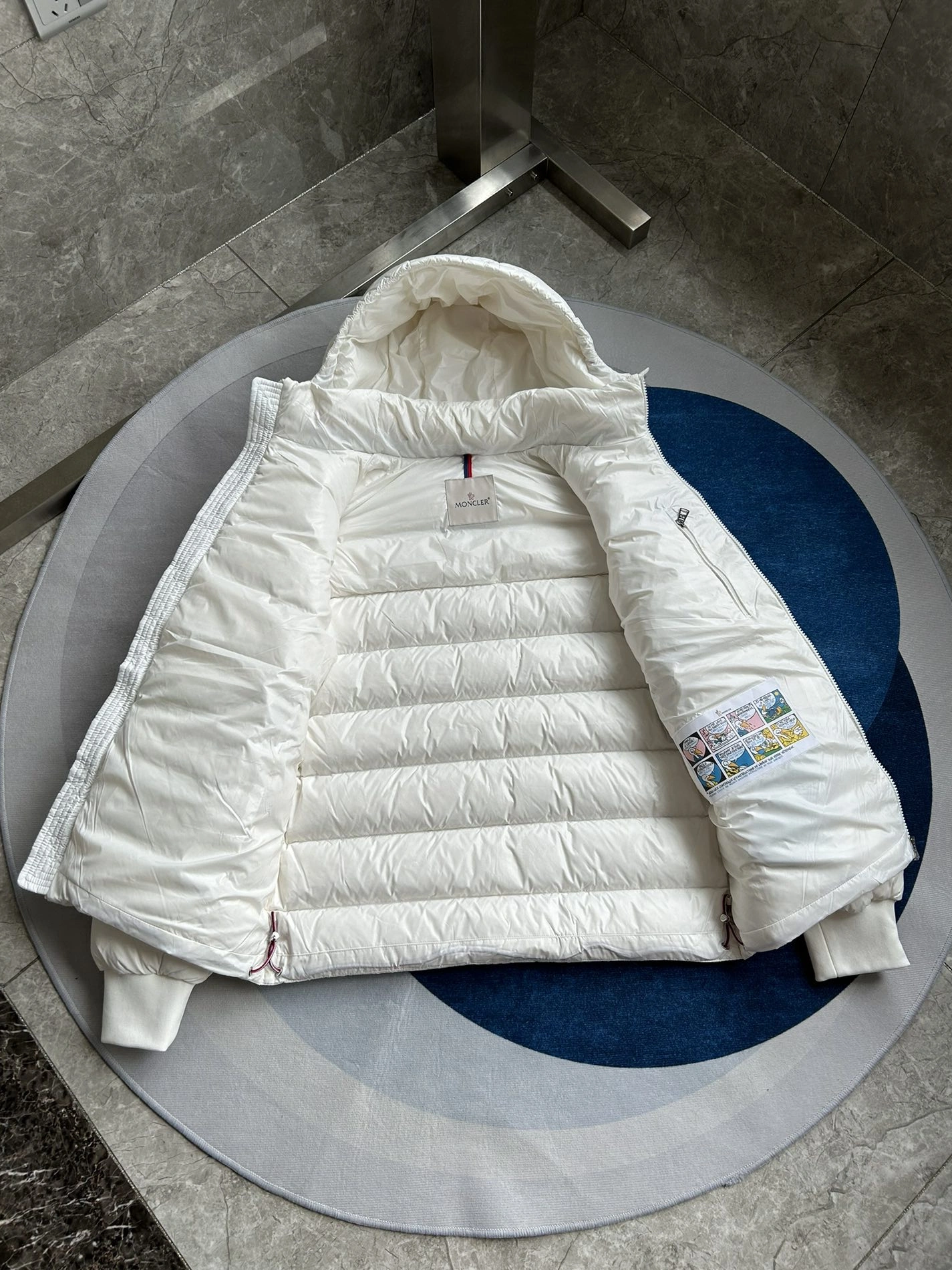 Comfortable 8399 Moncler Down Feather Coat Long Sleeved For Men