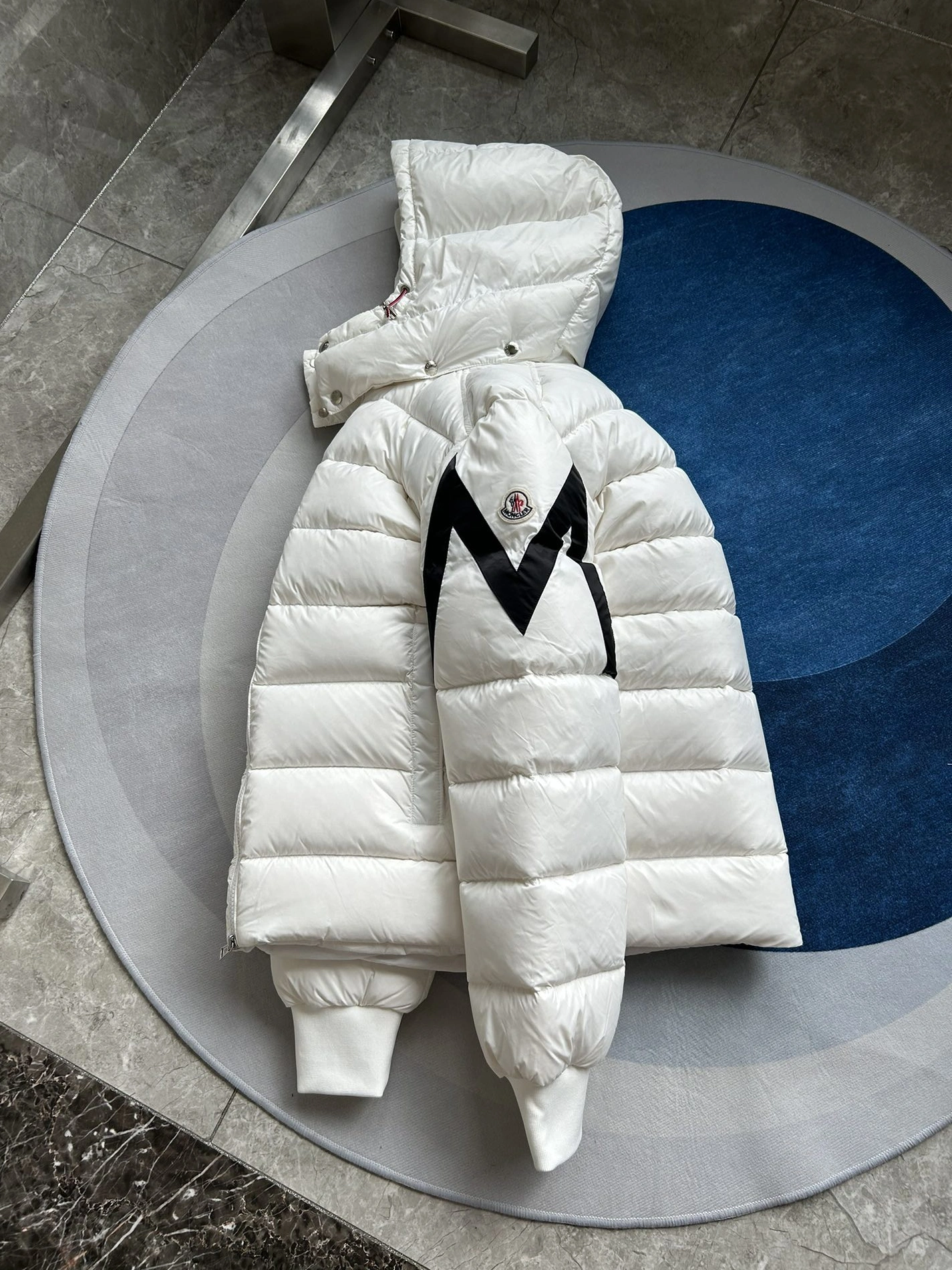 Comfortable 8399 Moncler Down Feather Coat Long Sleeved For Men