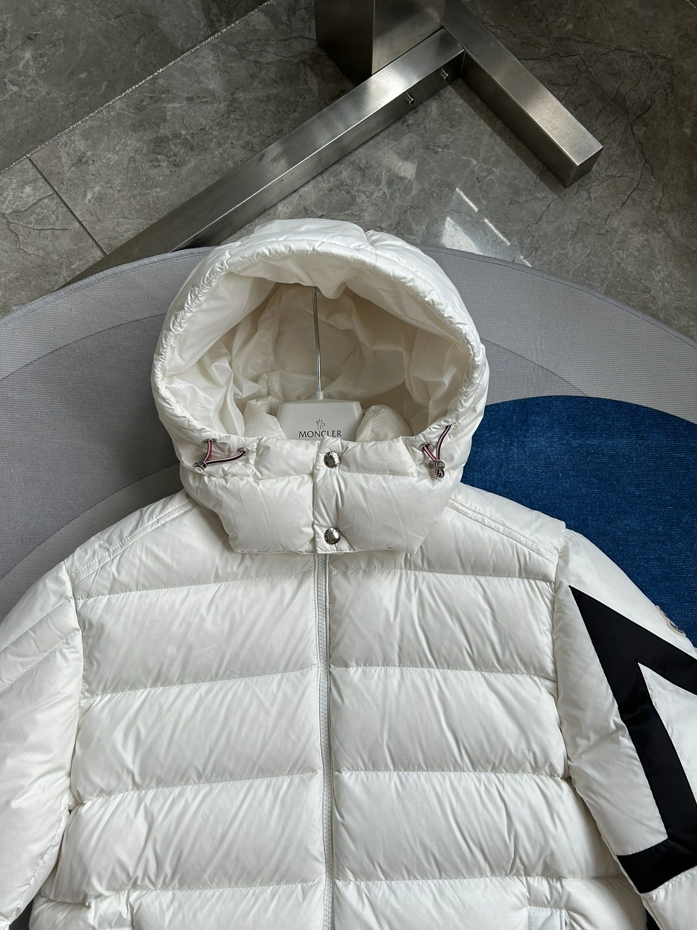 Comfortable 8399 Moncler Down Feather Coat Long Sleeved For Men