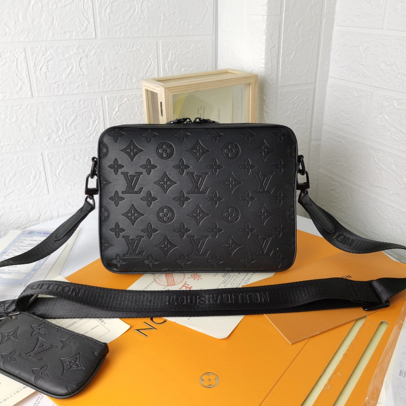 Comfortable 914 Louis Vuitton AAA Man Messenger Bags
