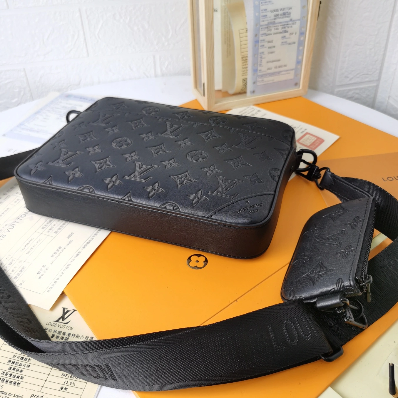 Comfortable 914 Louis Vuitton AAA Man Messenger Bags