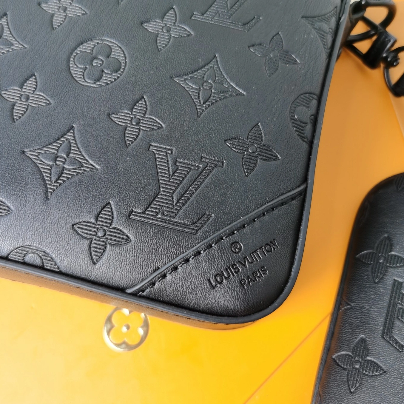 Comfortable 914 Louis Vuitton AAA Man Messenger Bags