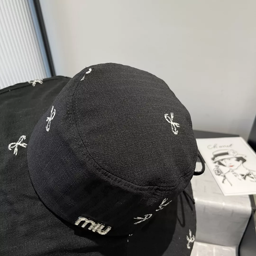 Compact 1464 MIU MIU Caps
