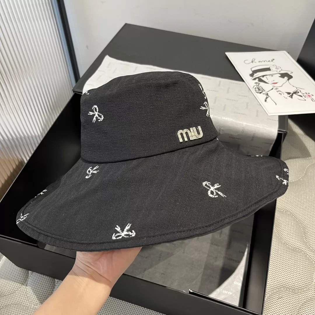 Compact 1464 MIU MIU Caps