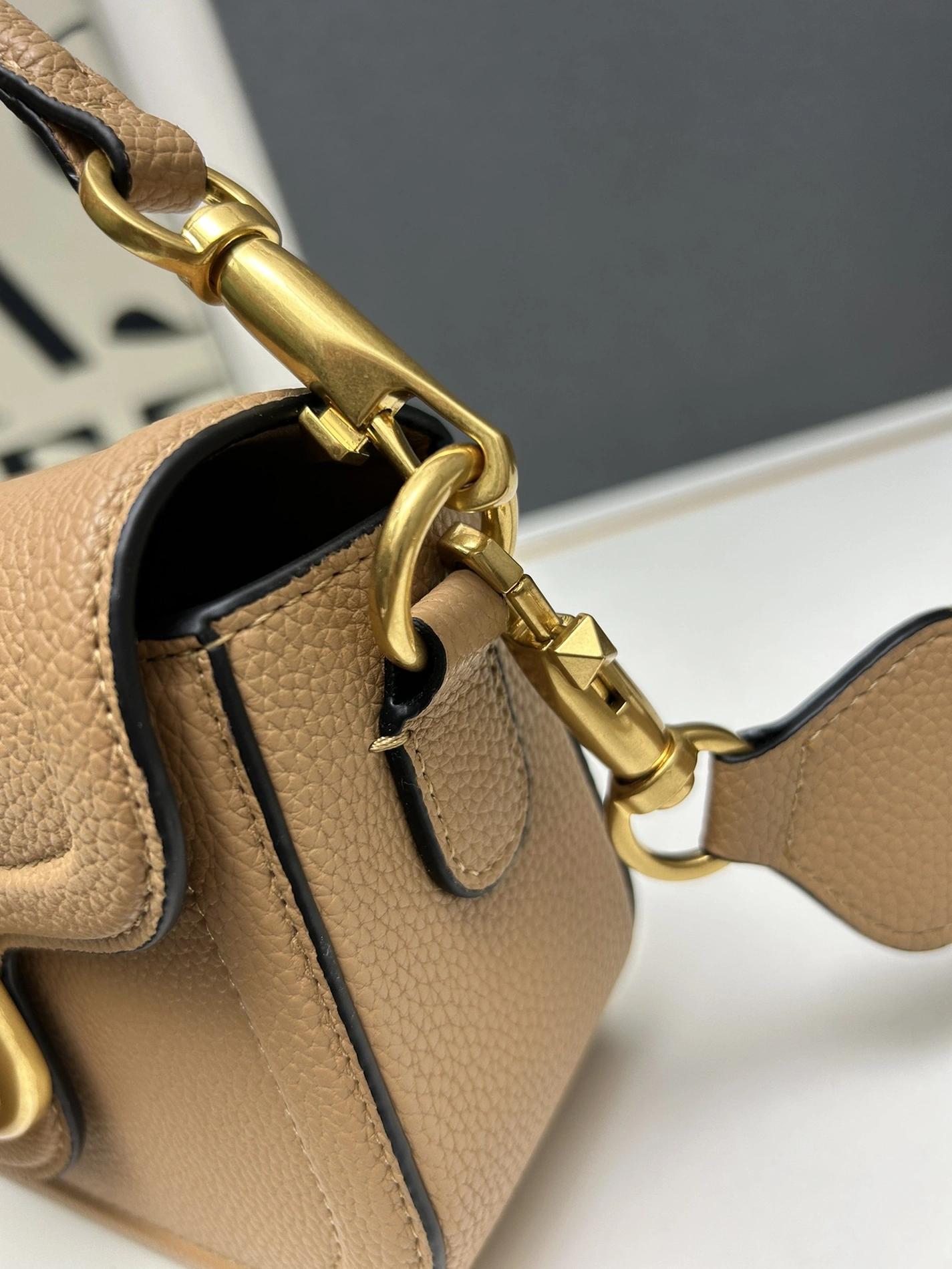 Compact 2548 Valentino AAA Quality Messenger Bags For Women