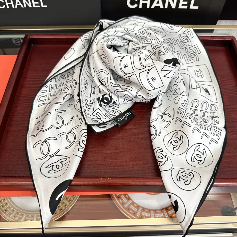 Compact 3361 Chanel Silk Squares