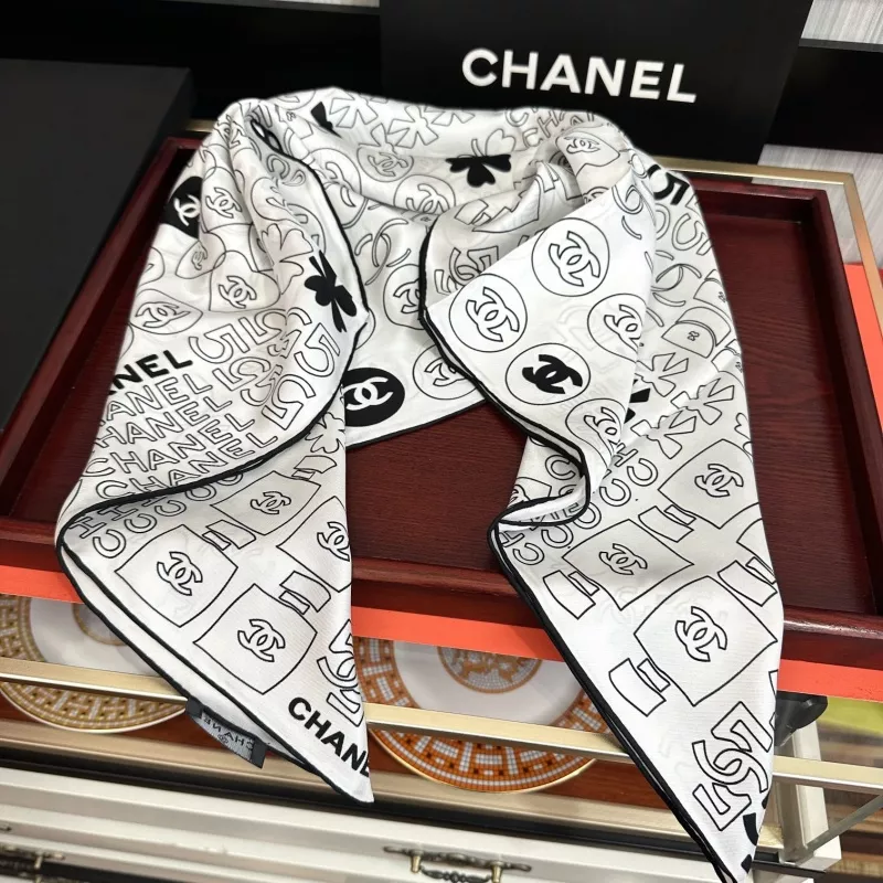 Compact 3361 Chanel Silk Squares