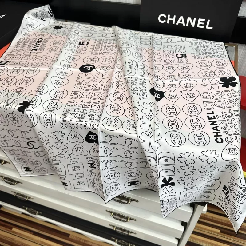 Compact 3361 Chanel Silk Squares
