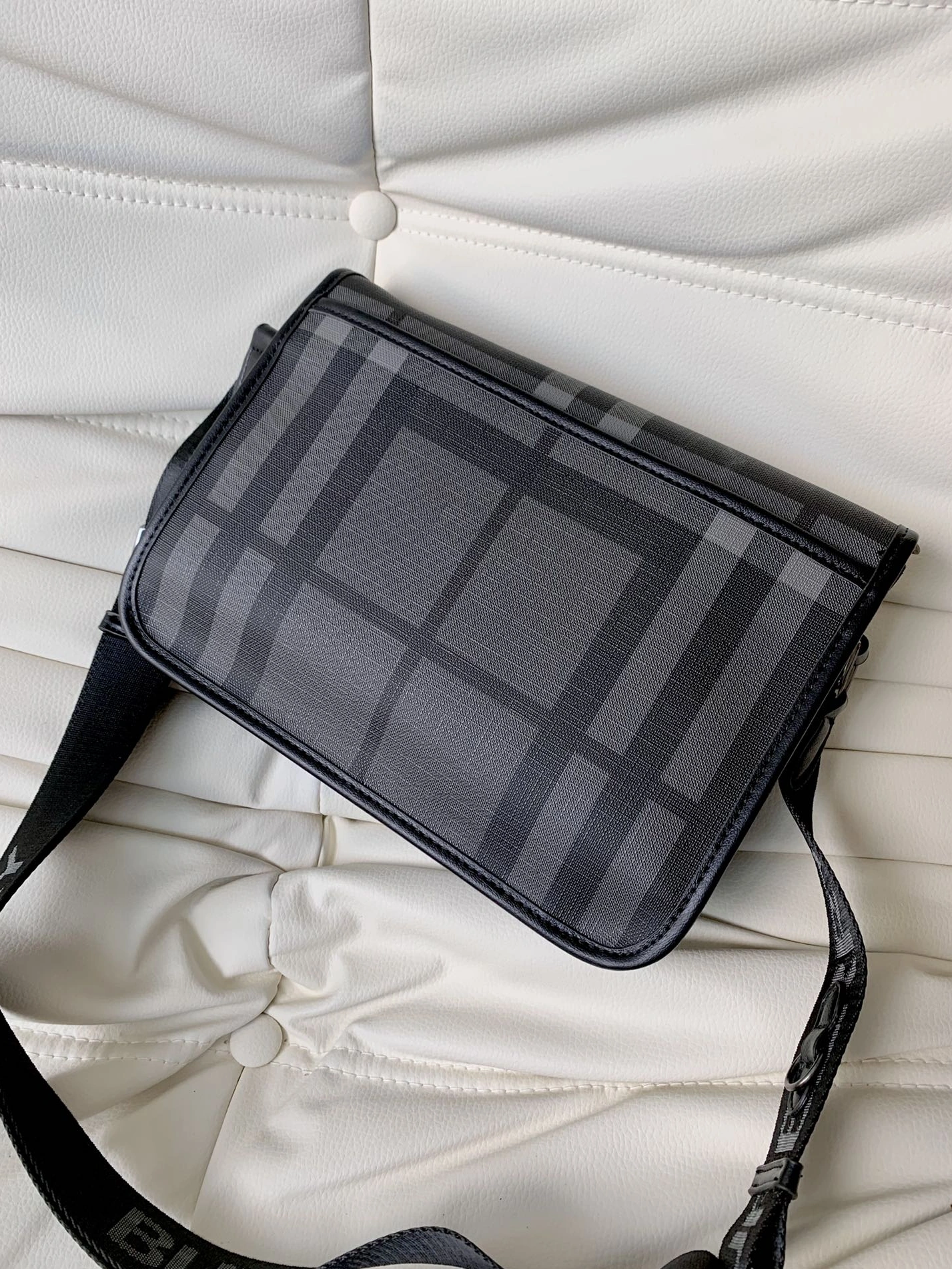 Compact 3621 Burberry AAA Man Messenger Bags