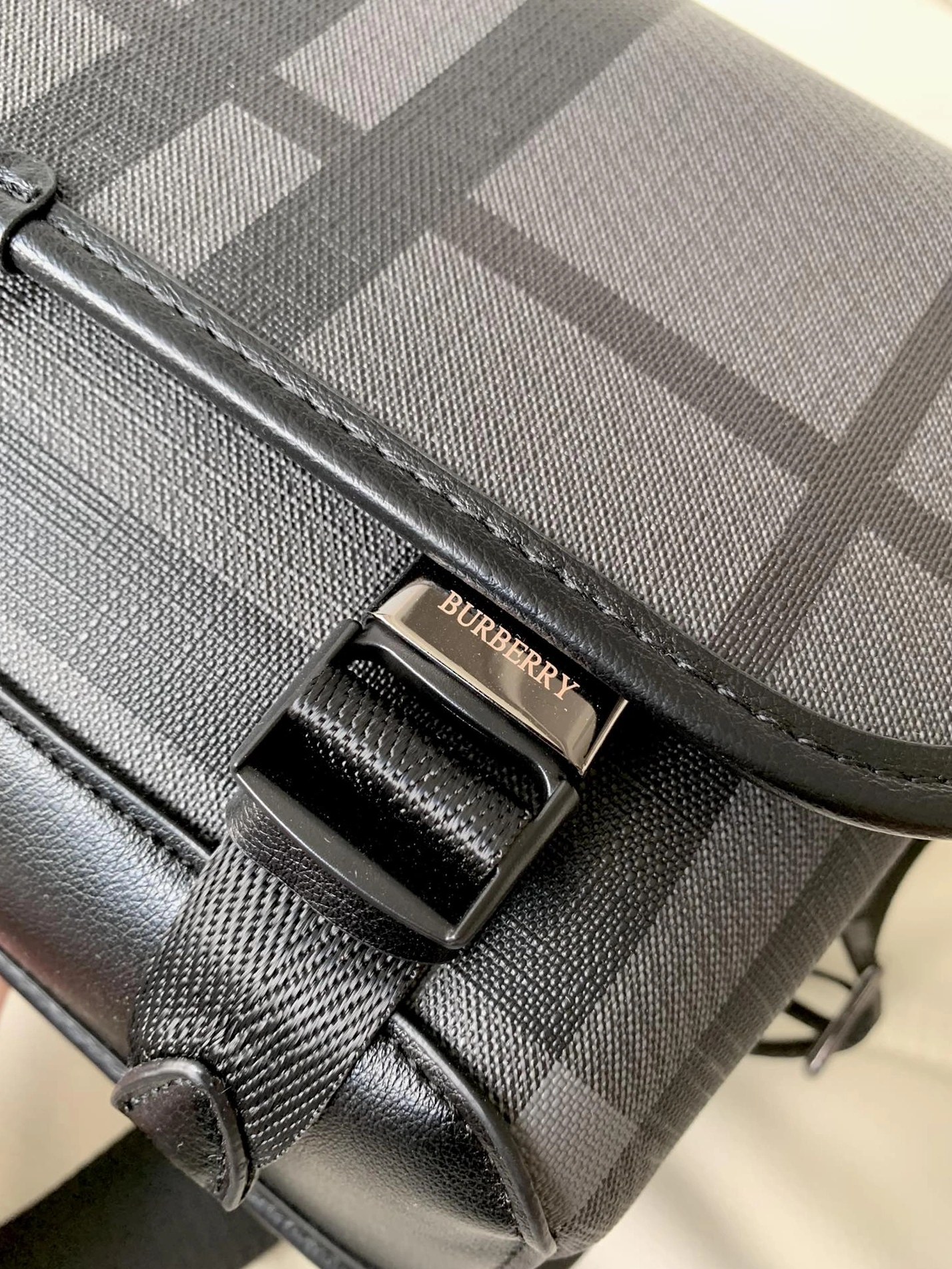 Compact 3621 Burberry AAA Man Messenger Bags