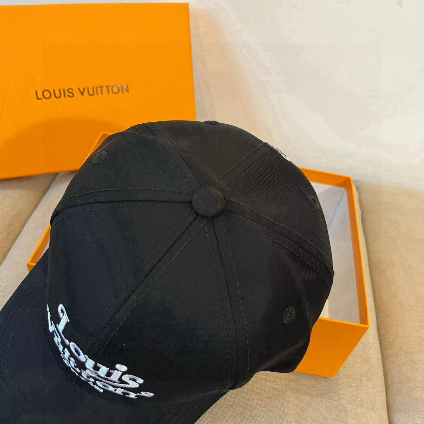 Compact 3641 Louis Vuitton LV Caps