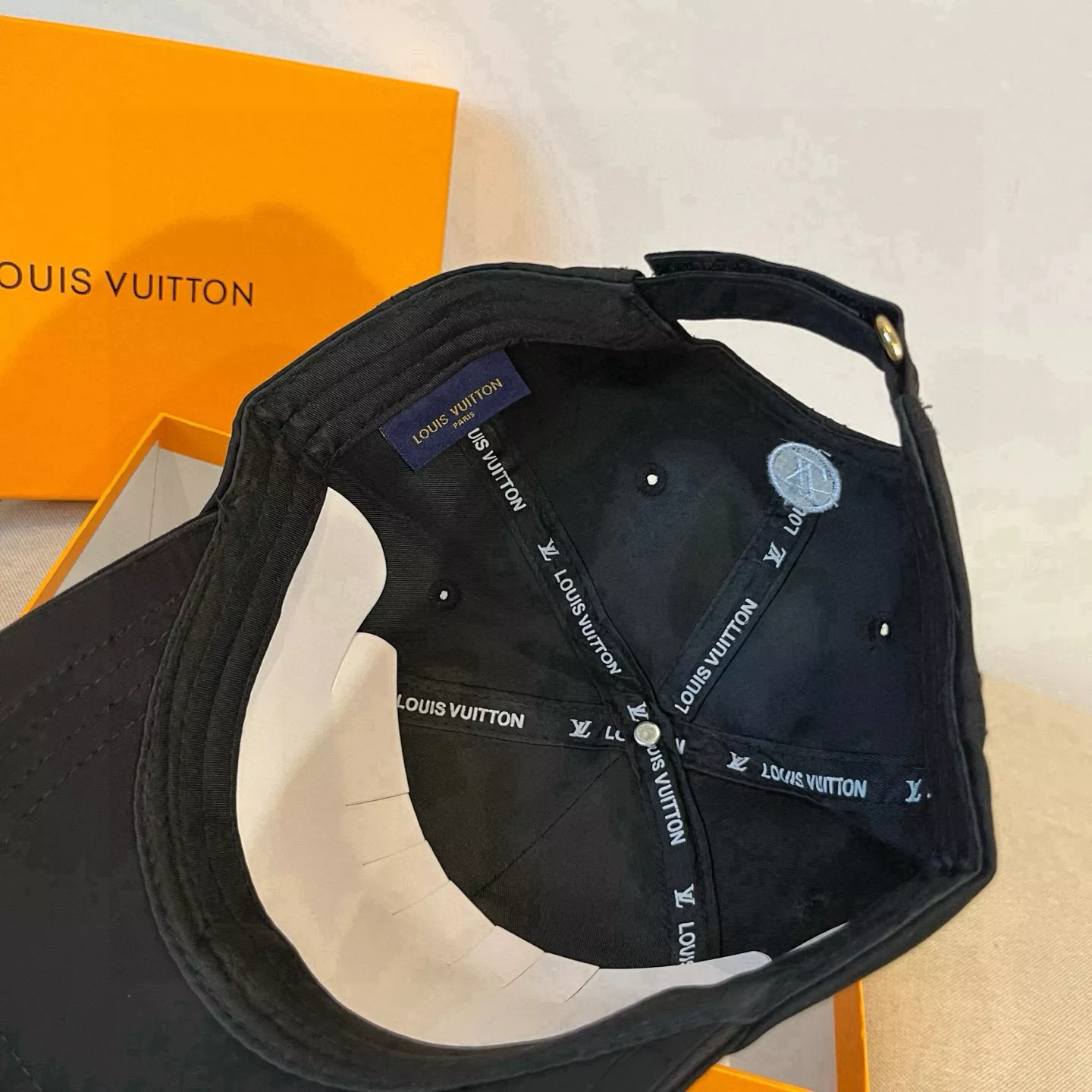 Compact 3641 Louis Vuitton LV Caps