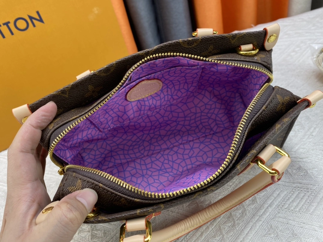 Compact 4273 Louis Vuitton AAA Quality Handbags For Women