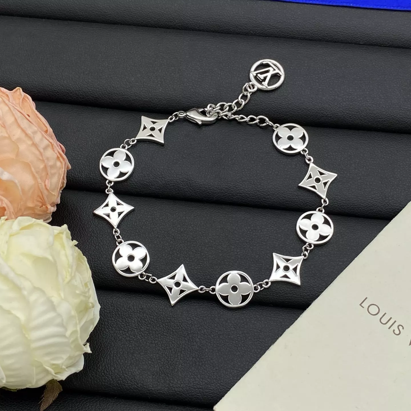 Compact 4795 Louis Vuitton LV Bracelets