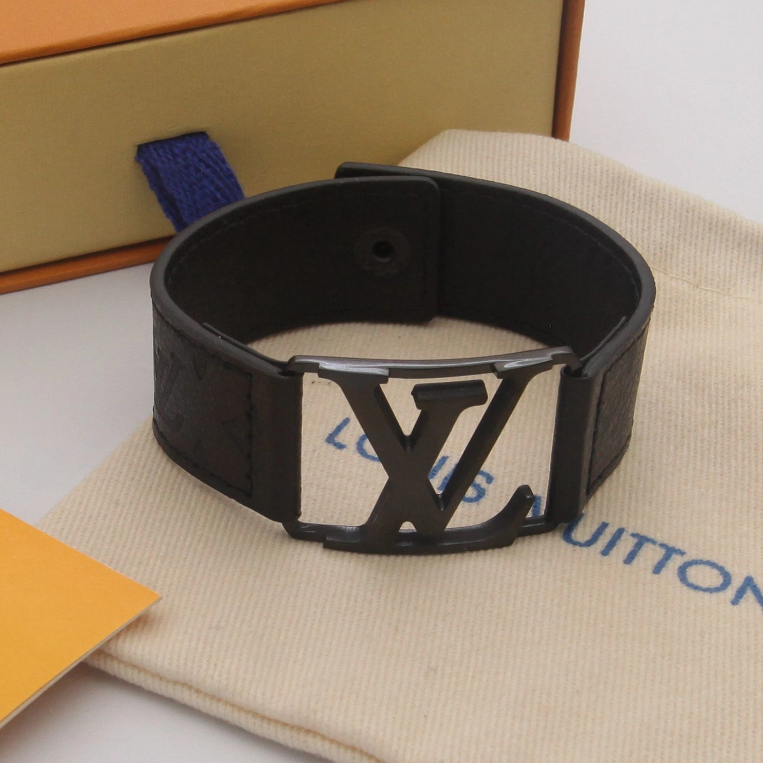 Compact 5120 Louis Vuitton LV Bracelet