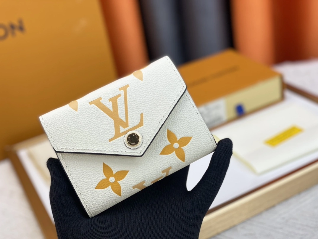 Compact 686 Louis Vuitton AAA Quality Wallets