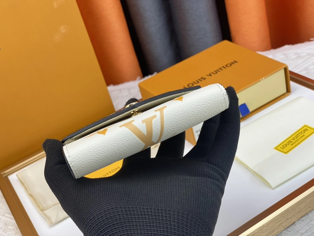 Compact 686 Louis Vuitton AAA Quality Wallets